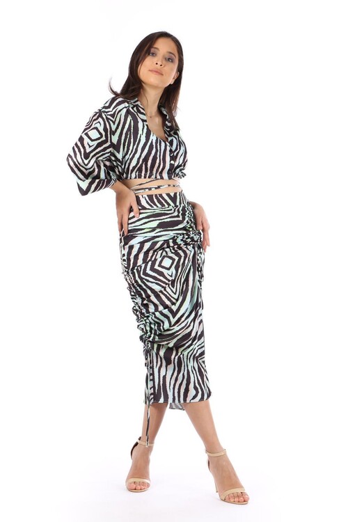 MODATALİKAnın Zebra Desenli Kadın İkili Takımı ile şıklığınızı bir üst seviyeye taşıyın.