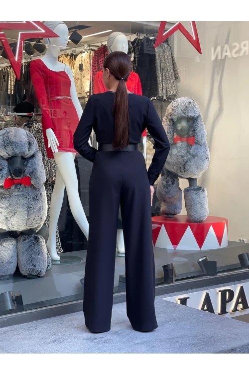 Modatalika Kadın Kruvaze Yaka Deri Biye Detaylı Kemerli Krep Bol Paça Tasarım Tulum