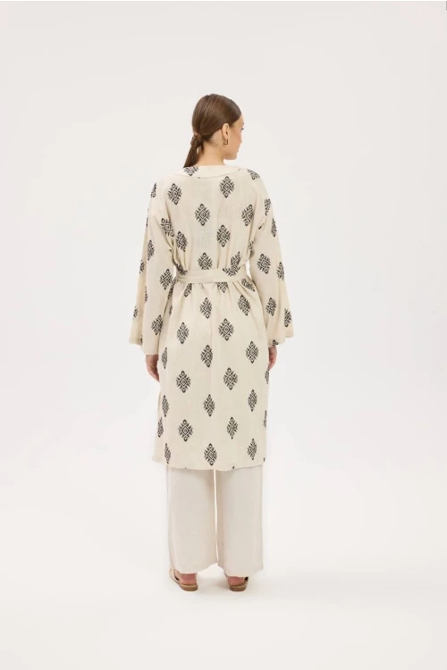 Şıklık Ve Konforun Mükemmel Uyumu: Krem İşlemeli Kimono İle Tarzınızı Baştan Yaratın!