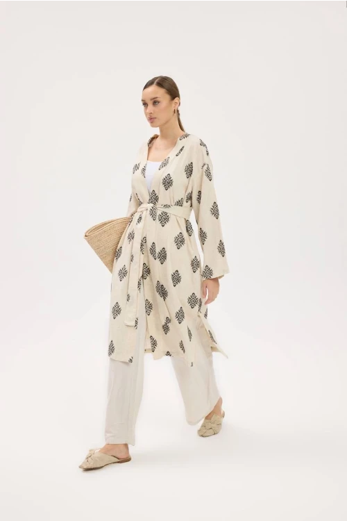 Şıklık Ve Konforun Mükemmel Uyumu: Krem İşlemeli Kimono İle Tarzınızı Baştan Yaratın!