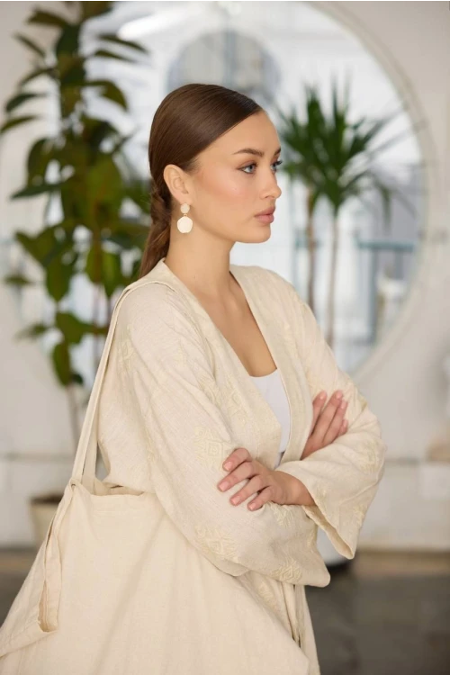 Şıklık Ve Konforun Mükemmel Uyumu: Krem İşlemeli Kimono İle Tarzınızı Baştan Yaratın!