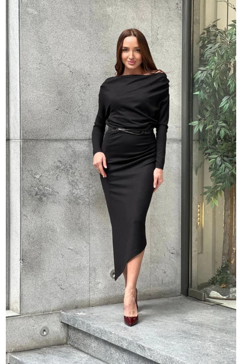 Trend Kadın Bu göz Alıcı Siyah Elbise, Modern Ve Zarif Tasarımı İle Fark Yaratıyor.