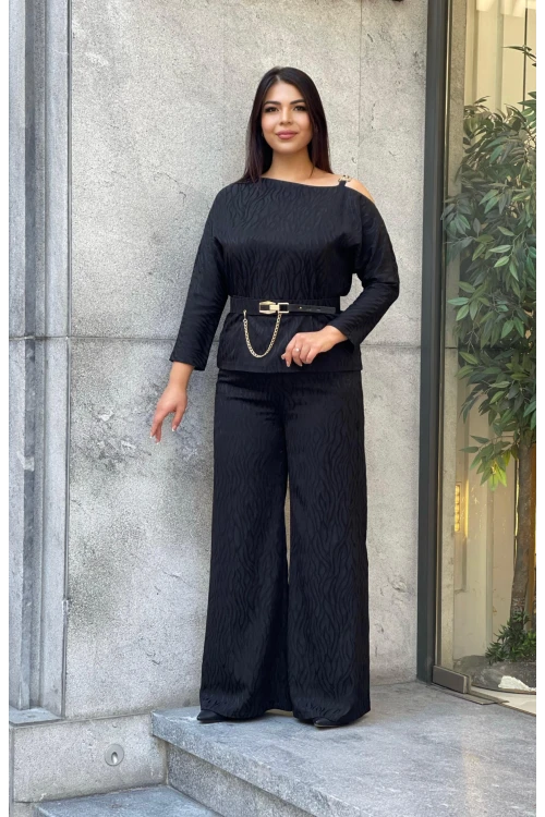 Trend Kadın Büyük Beden Yeni Sezon: Jakarlı Omuz Dekolteli, Aksesuarlı İkili Takım