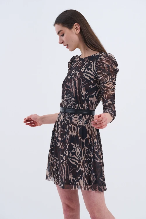 Trend Kadın Cesur ve Zarif Tül Desenli Kısa Elbiseyle Kendinizi Yansıtın!