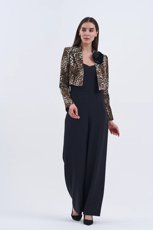 Trend Kadın Leopar Desenli Ceket Ve Siyah Tulum Kombinasyonu