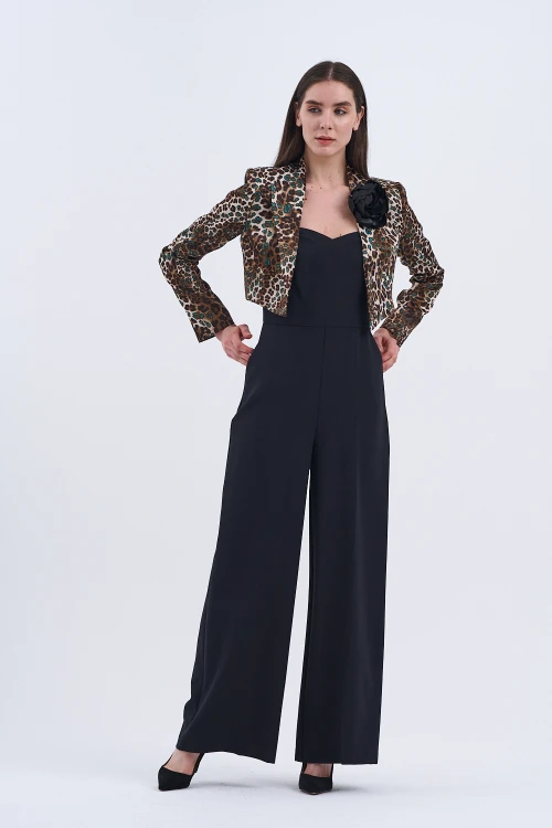 Trend Kadın Leopar Desenli Ceket Ve Siyah Tulum Kombinasyonu