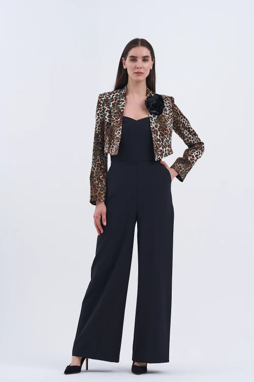 Trend Kadın Leopar Desenli Ceket Ve Siyah Tulum Kombinasyonu