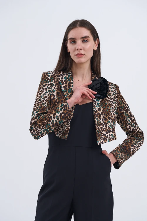 Trend Kadın Leopar Desenli Ceket Ve Siyah Tulum Kombinasyonu