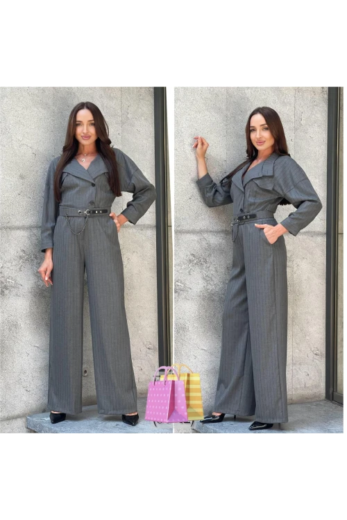 Trend Kadın Simli çizgiler ve asimetrik yaka bir arada! Truvakar kollu, kemerli tulumla fark yarat.