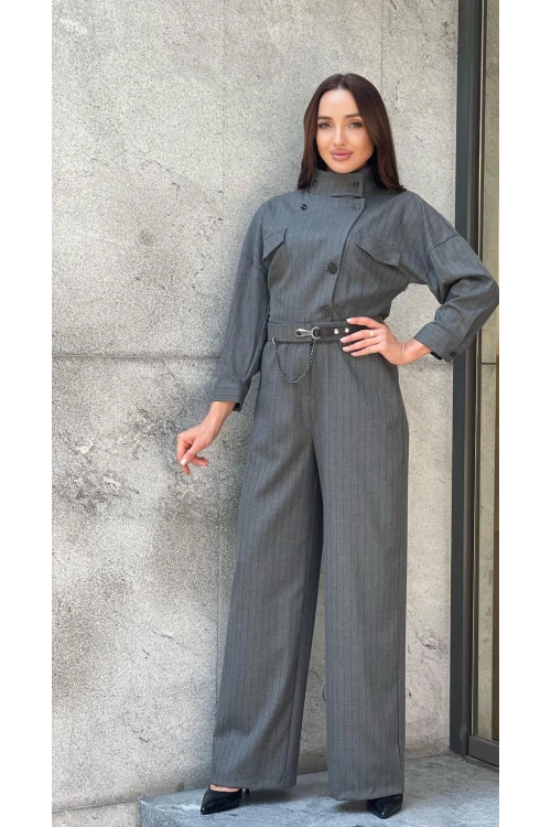 Trend Kadın Simli çizgiler ve asimetrik yaka bir arada! Truvakar kollu, kemerli tulumla fark yarat.