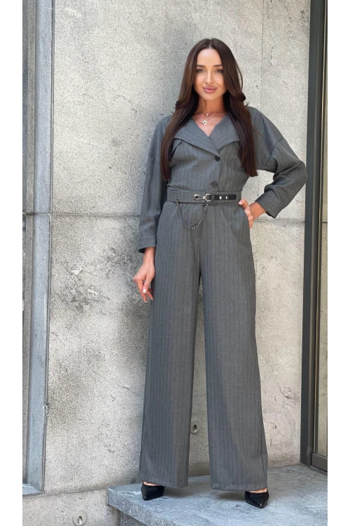 Trend Kadın Simli çizgiler ve asimetrik yaka bir arada! Truvakar kollu, kemerli tulumla fark yarat.