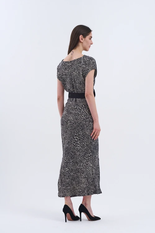 Uzun Elbisemizle Şıklığı Hisset! Bel Kısmındaki Büyük Siyah Fiyonk Detayıyla