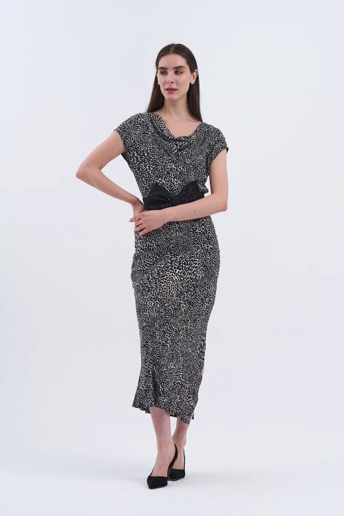 Uzun Elbisemizle Şıklığı Hisset! Bel Kısmındaki Büyük Siyah Fiyonk Detayıyla