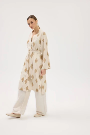 Şıklık Ve Konforun Mükemmel Uyumu: Krem İşlemeli Kimono İle Tarzınızı Baştan Yaratın!
