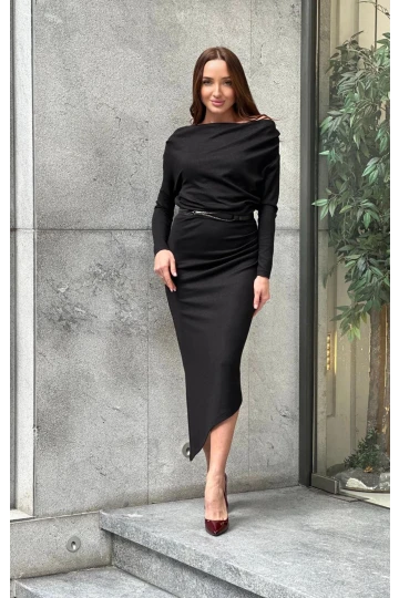 Trend Kadın Bu göz Alıcı Siyah Elbise, Modern Ve Zarif Tasarımı İle Fark Yaratıyor.