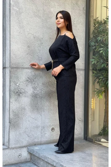 Trend Kadın Büyük Beden Yeni Sezon: Jakarlı Omuz Dekolteli, Aksesuarlı İkili Takım