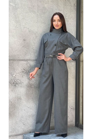 Trend Kadın Simli çizgiler ve asimetrik yaka bir arada! Truvakar kollu, kemerli tulumla fark yarat.