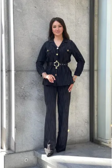 Trend Kadın Siyah Kendinden Desenli Kemerli ve Altın Düğmeli Pantolonlu İkili Takım